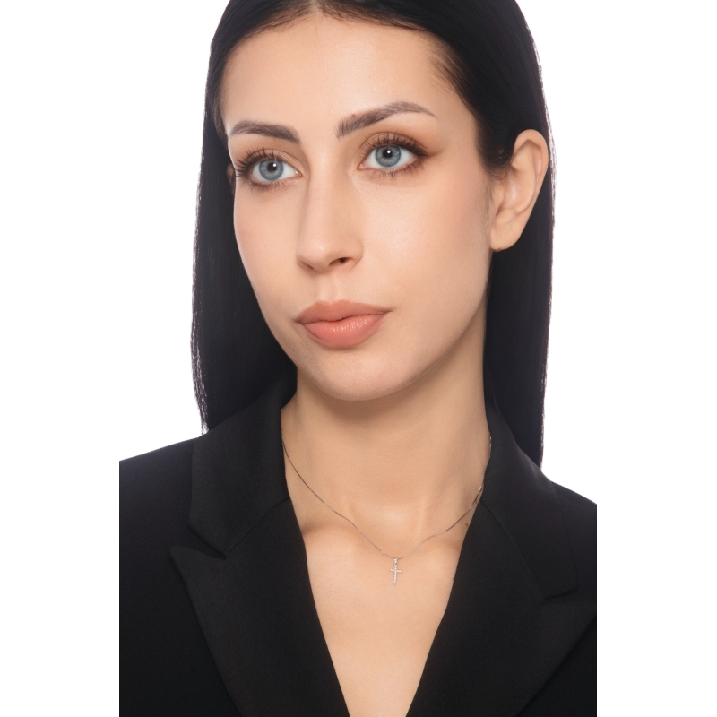 Collana in oro bianco 18k con ciondolo a forma di croce in diamanti, misura ciondolo circa 0.61x0.98 cm