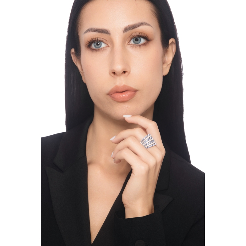 18k white gold band ring with blue sapphire and diamonds 