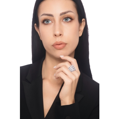 18k white gold band ring with blue sapphire and diamonds 