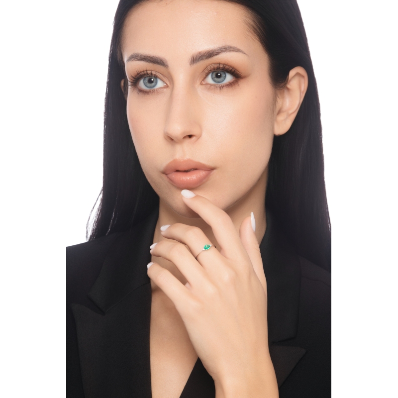 White gold 18k ring with a central emerald and lateral diamonds