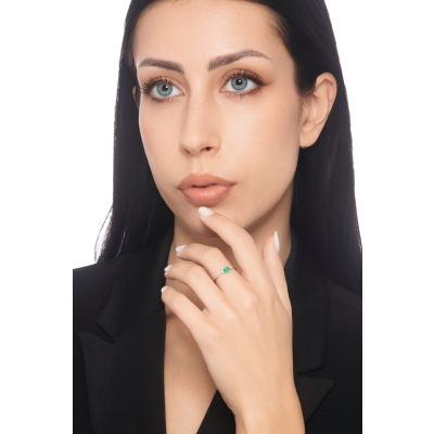 White gold 18k ring with a central emerald and lateral diamonds