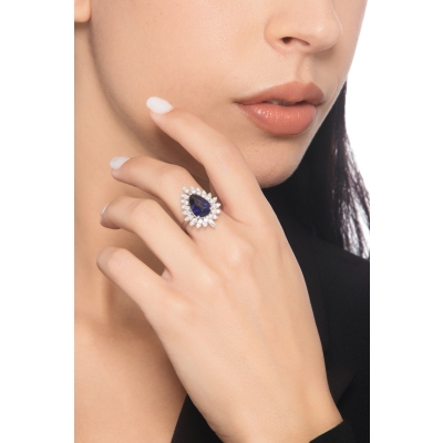 Anello in oro bianco 750 con zaffiro blu goccia e diamanti