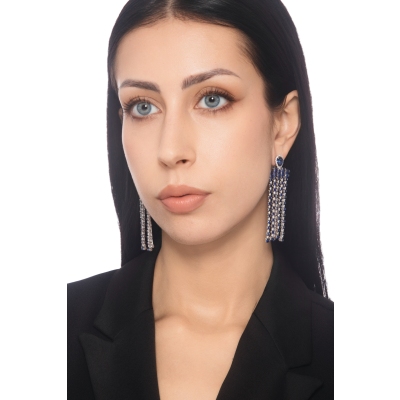 Orecchini design pendenti in oro bianco 18k con zaffiri blu e diamanti