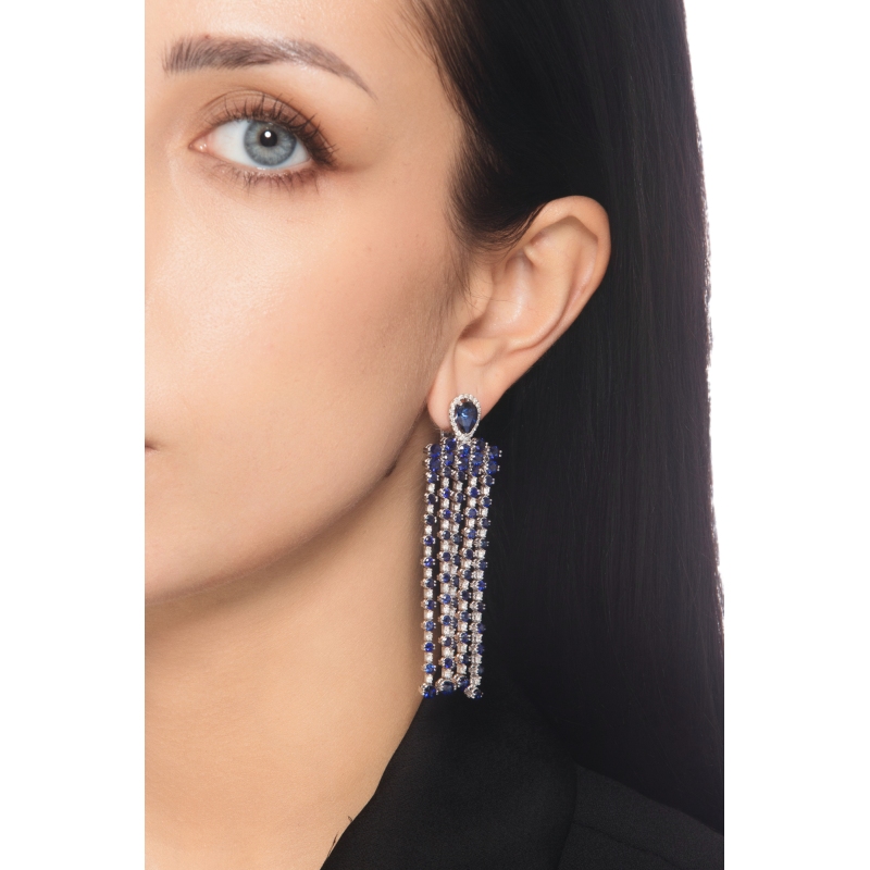 Orecchini design pendenti in oro bianco 18k con zaffiri blu e diamanti