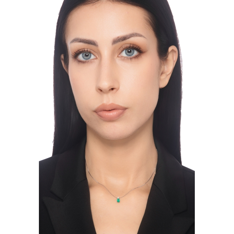 Solitaire emerald and diamonds pendant