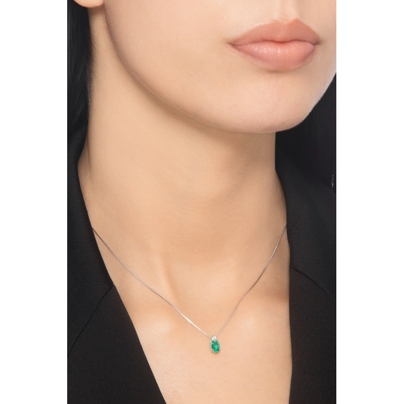 Solitaire emerald and diamonds pendant