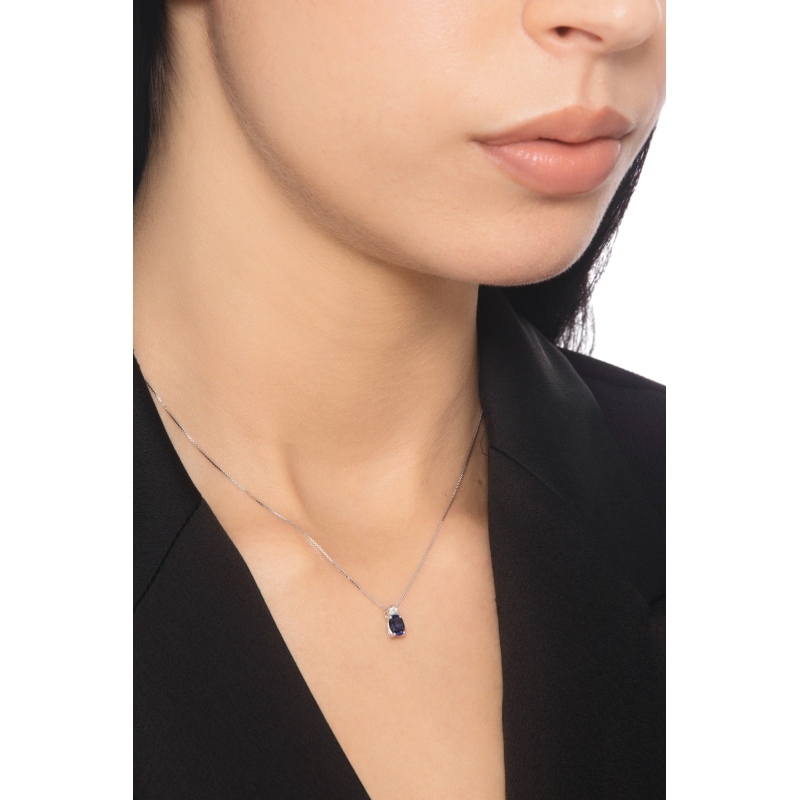 Solitaire blue sapphire and diamonds pendant 