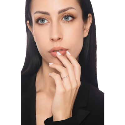 Solitaire ring linear pattern model with a 0,04ct diamond in white gold 18k