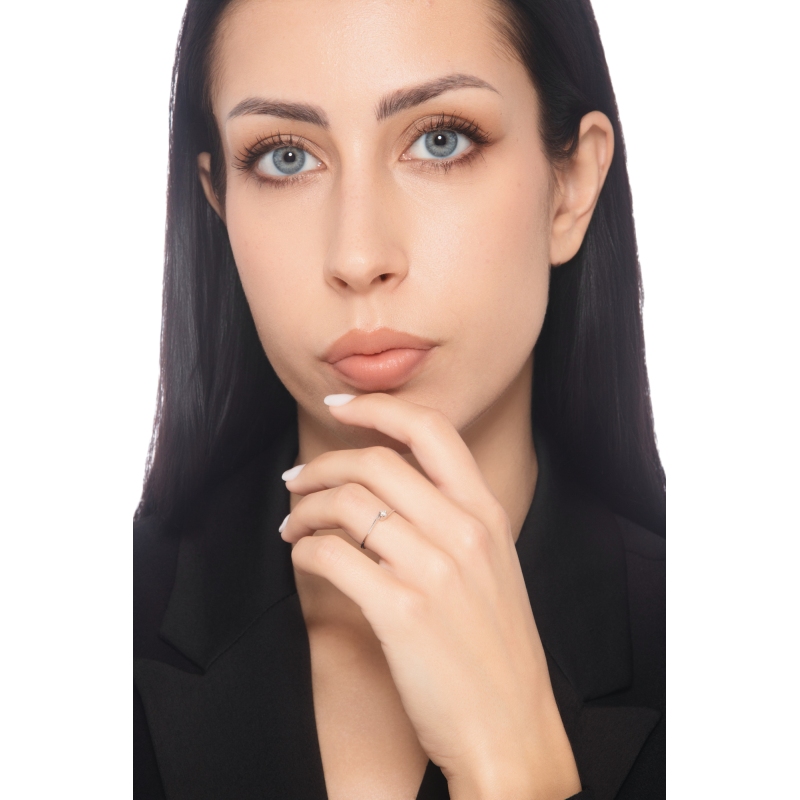 Solitaire ring linear pattern model with a 0,04ct diamond in white gold 18k 