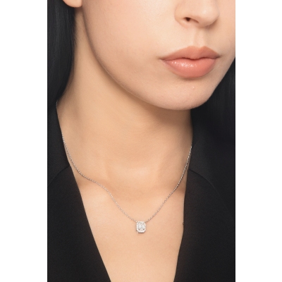 Collana punto luce contorno in oro bianco 18k con diamante taglio smeraldo 0.50ct GIA