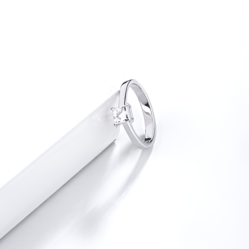 Anello con diamante taglio princess 0.70ct GIA in oro bianco 18k
