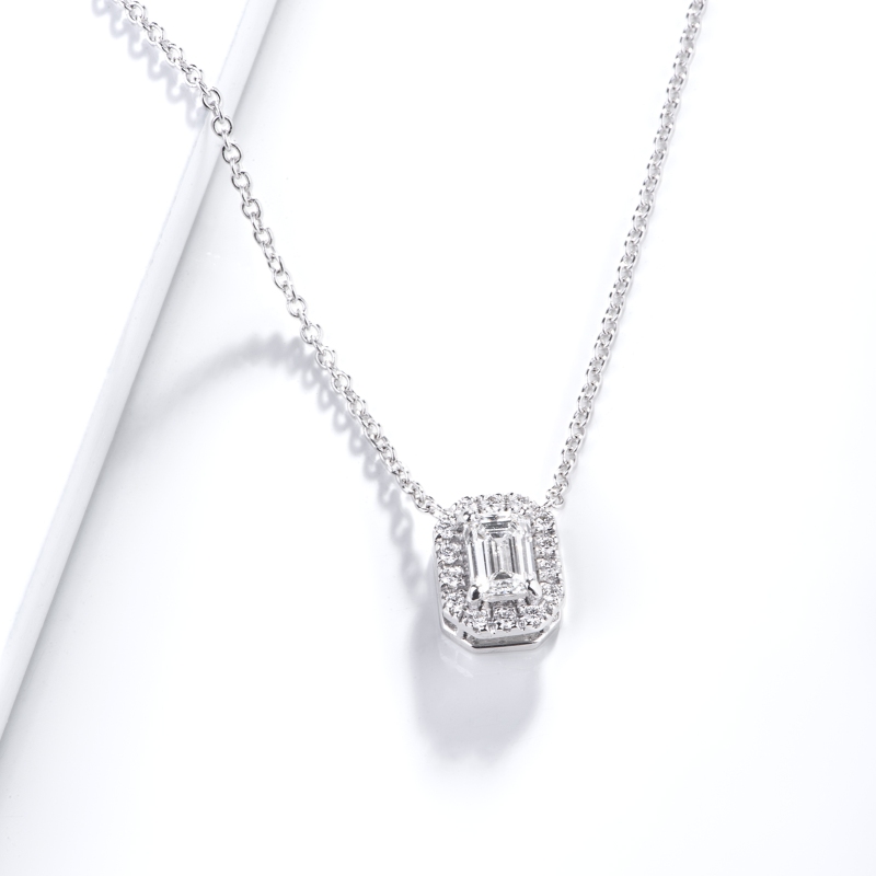 Collana punto luce contorno in oro bianco 18k con diamante taglio smeraldo 0.50ct GIA