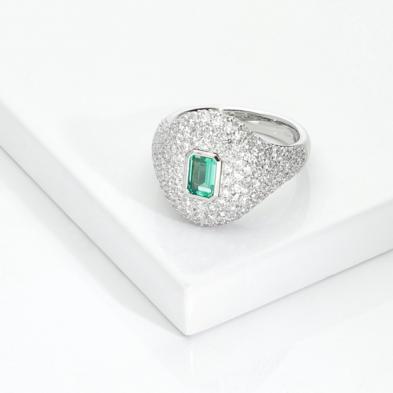 ANELLO FASCIA PAVE' IN BRILLANTI E SMERALDO RETTANGOLARE MM6X4