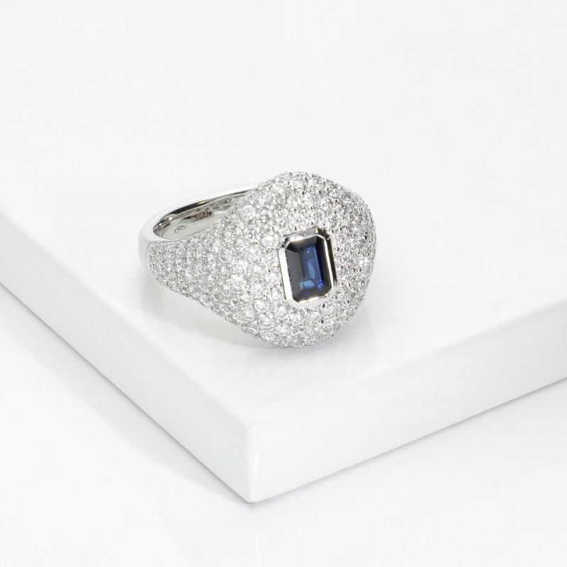 Anello in oro bianco 18k con pavé in diamanti e zaffiro blu centrale