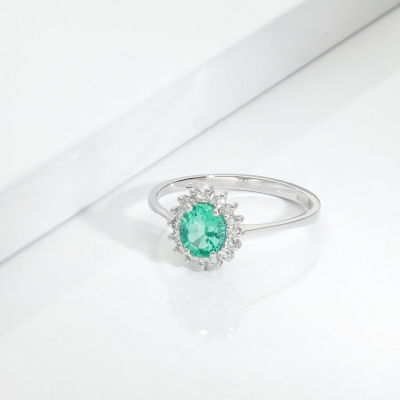 ANELLO CONTORNO CON 16BRILLANTI E SMERALDO TAGLIO OVALE MM6X5