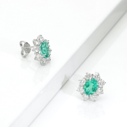 ORECCHINI CONTORNO 8BRILLANTI CON SMERALDO OVALE MM6X5