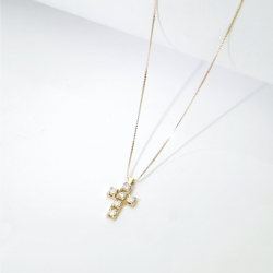 Collana in oro giallo 18k con croce in diamanti