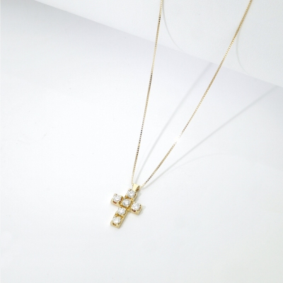 Collana in oro giallo 18k con croce in diamanti