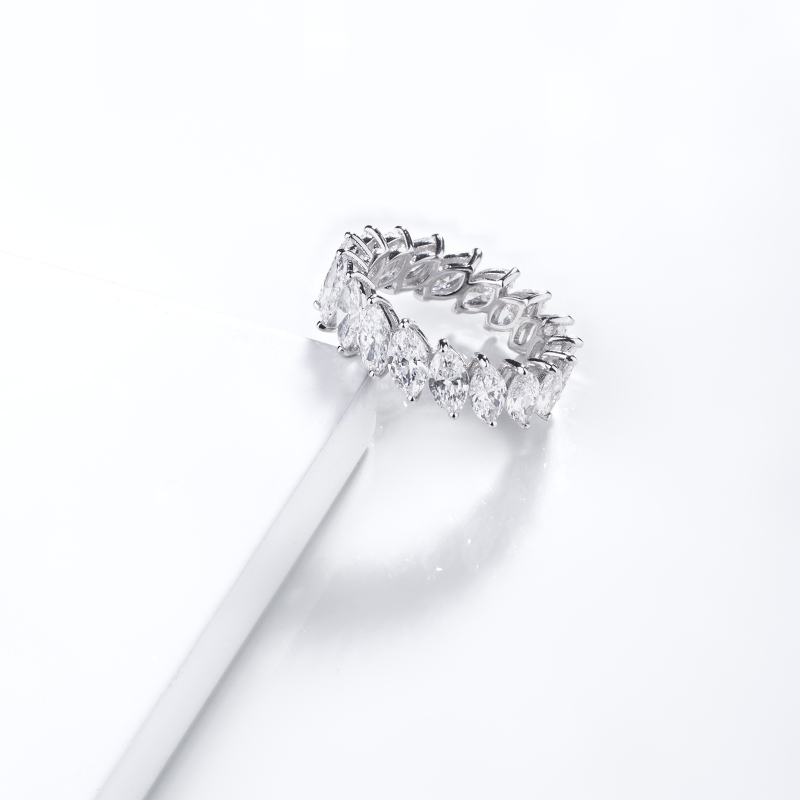 Anello eternity in oro bianco 750 con diamanti  F VS