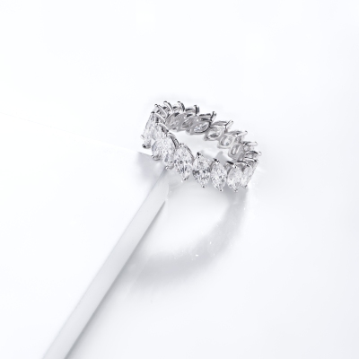Anello eternity in oro bianco 750 con diamanti  F VS