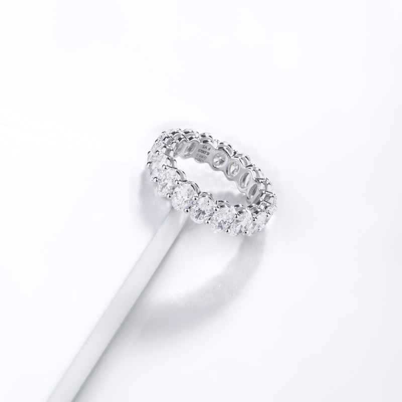 Anello eternity in oro bianco 18k con diamanti