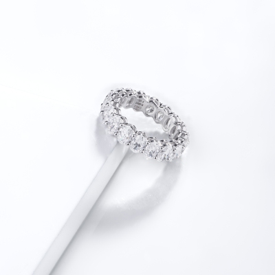 Anello eternity in oro bianco 18k con diamanti