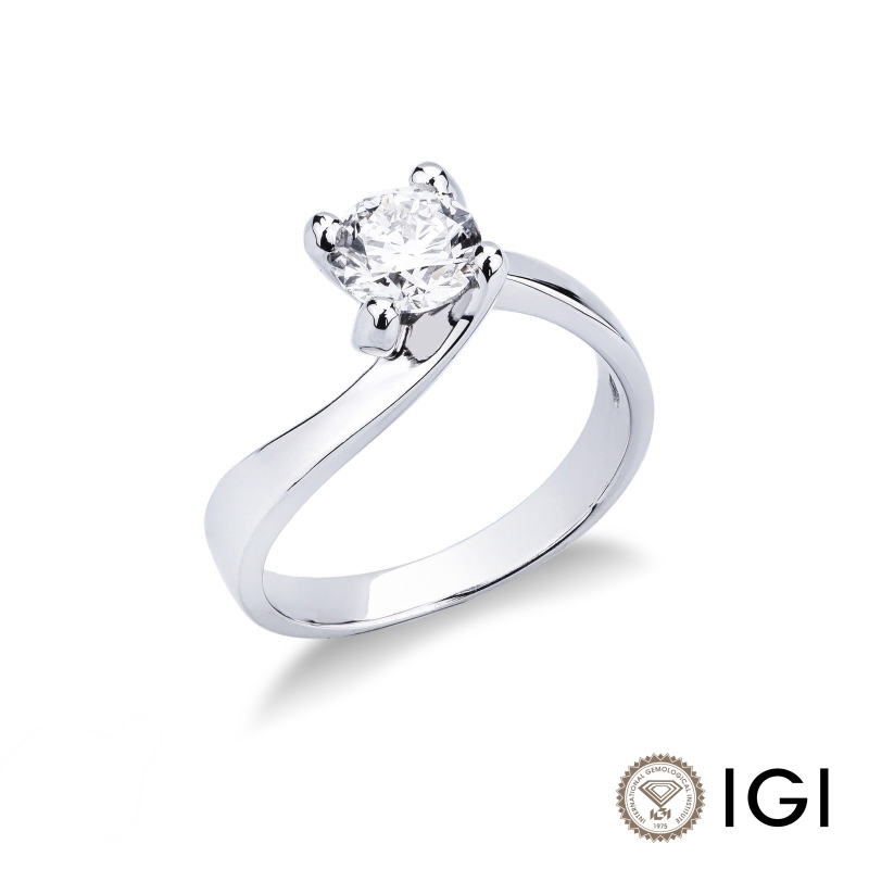 Solitario griffe in Oro bianco 18k con incastonato diamante di carati. 0,90, modello Valentino