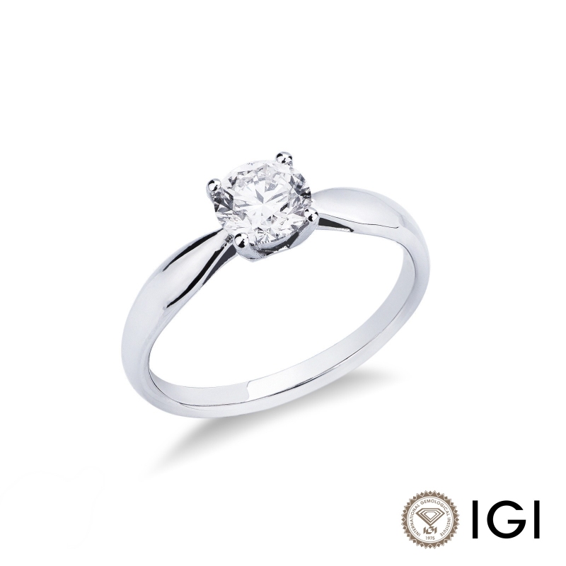 Solitario a quattro griffe in Oro bianco 18k con incastonato diamante di carati. 0,90.