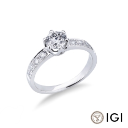 Anello tipo Solitario in oro bianco 18k con diamanti,  pietra centrale da 0.90 ct