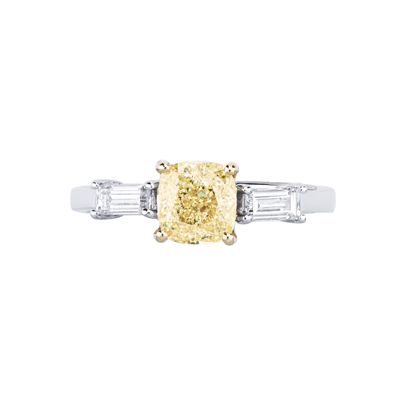 Anello in oro bianco e giallo 18k con diamante fancy yellow e diamanti laterali. PREZZO SU RICHIESTA.