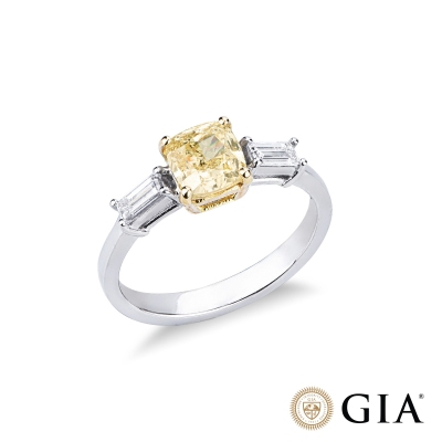 Anello in oro bianco e giallo 18k con diamante fancy yellow e diamanti laterali. PREZZO SU RICHIESTA.