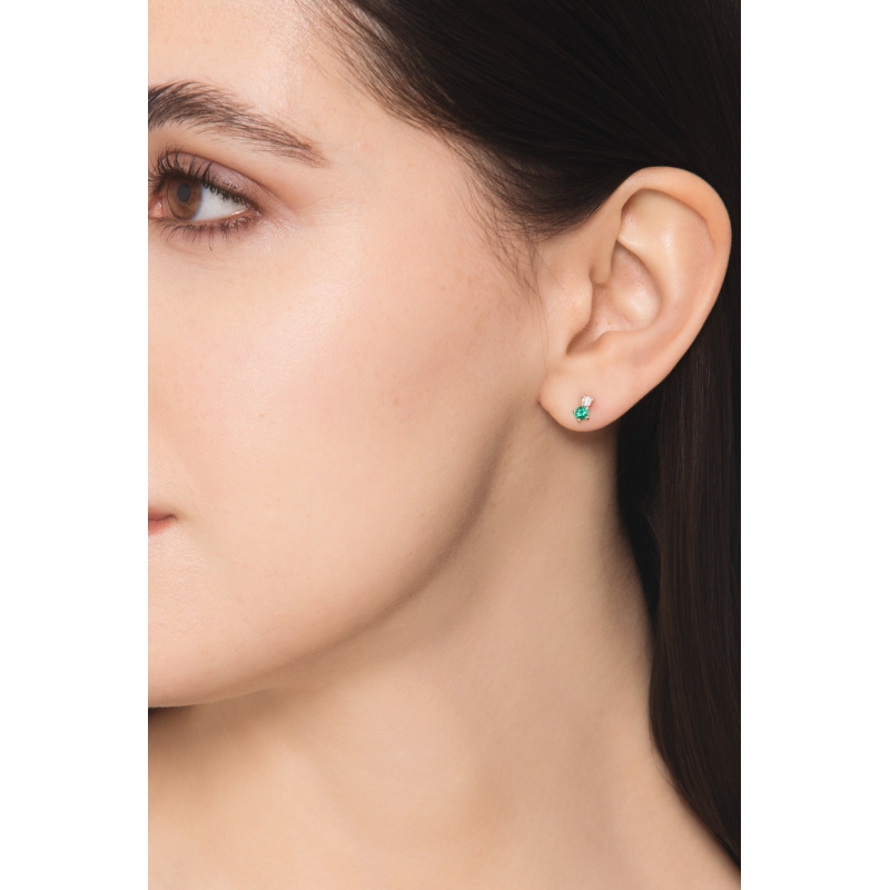 Asymmetric 18k white gold earrings with emeralds and diamonds