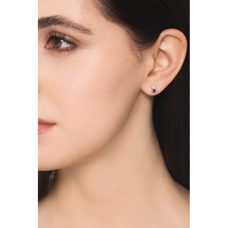 Orecchini asimmetrici design in oro bianco 18k con zaffiri blu e diamanti