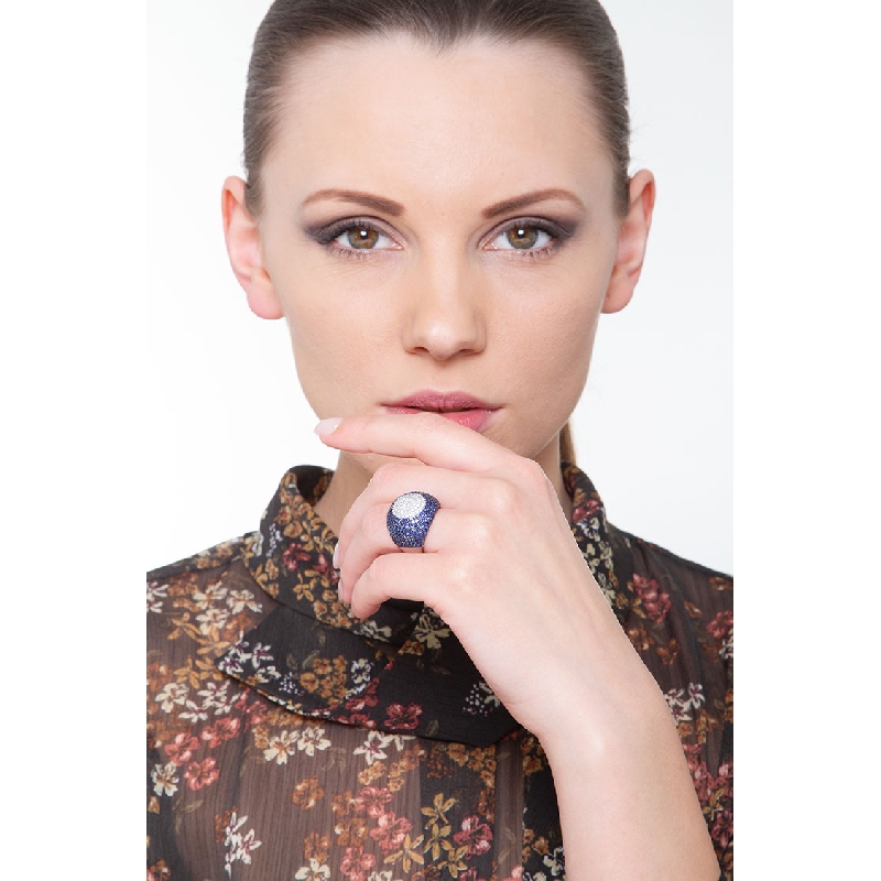 18k white gold ring with pavé of blue sapphires and diamonds 