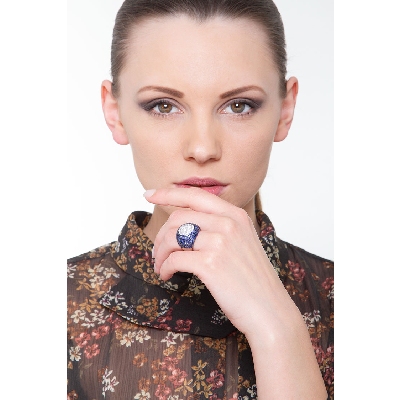 18k white gold ring with pavé of blue sapphires and diamonds 