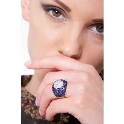 18k white gold ring with pavé of blue sapphires and diamonds 