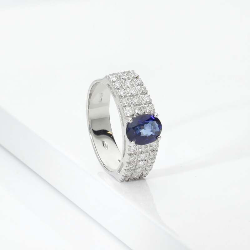 Anello a fascia in oro bianco 18k con zaffiro blu e tre file in diamanti
