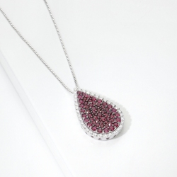 Collana in oro bianco 18k con ciondolo a goccia pavè brunito in rubini e diamanti