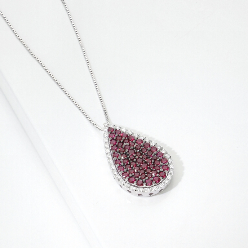 Collana in oro bianco 18k con ciondolo a goccia pavè brunito in rubini e diamanti