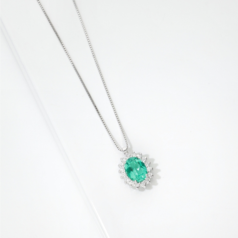 CIONDOLO CONTORNO 16BRILLANTI CON SMERALDO OVALE MM8X6.