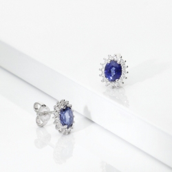 Orecchini a contorno oro bianco 18k con zaffiro ovale blu e diamanti 