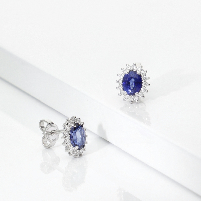Orecchini a contorno oro bianco 18k con zaffiro ovale blu e diamanti 