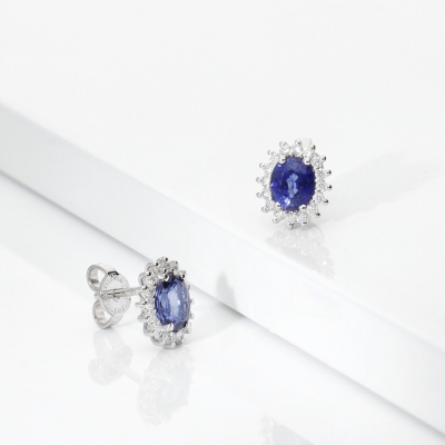 Orecchini a contorno oro bianco 18k con zaffiro ovale blu e diamanti 