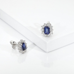 Orecchini oro bianco 18k e zaffiro blu centrale con contorno in diamanti 