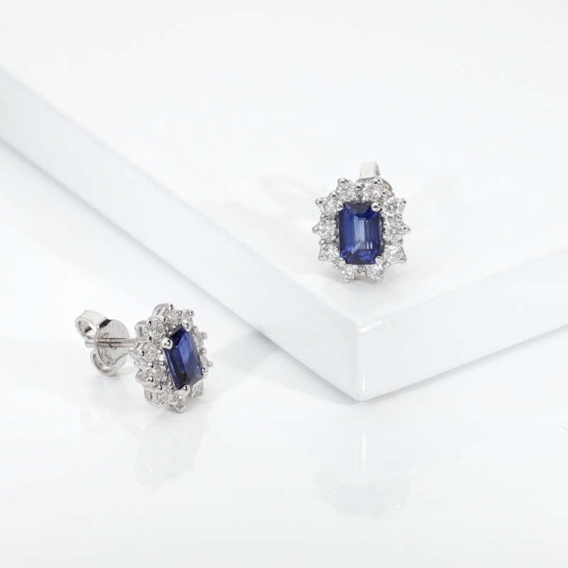 Orecchini oro bianco 18k e zaffiro blu centrale con contorno in diamanti 