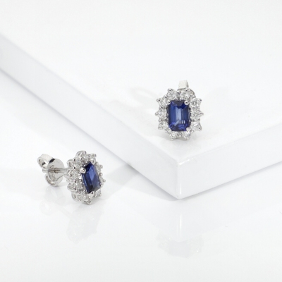 Orecchini oro bianco 18k e zaffiro blu centrale con contorno in diamanti 