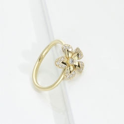 Anello a fiore in oro giallo 18k con petali in diamanti