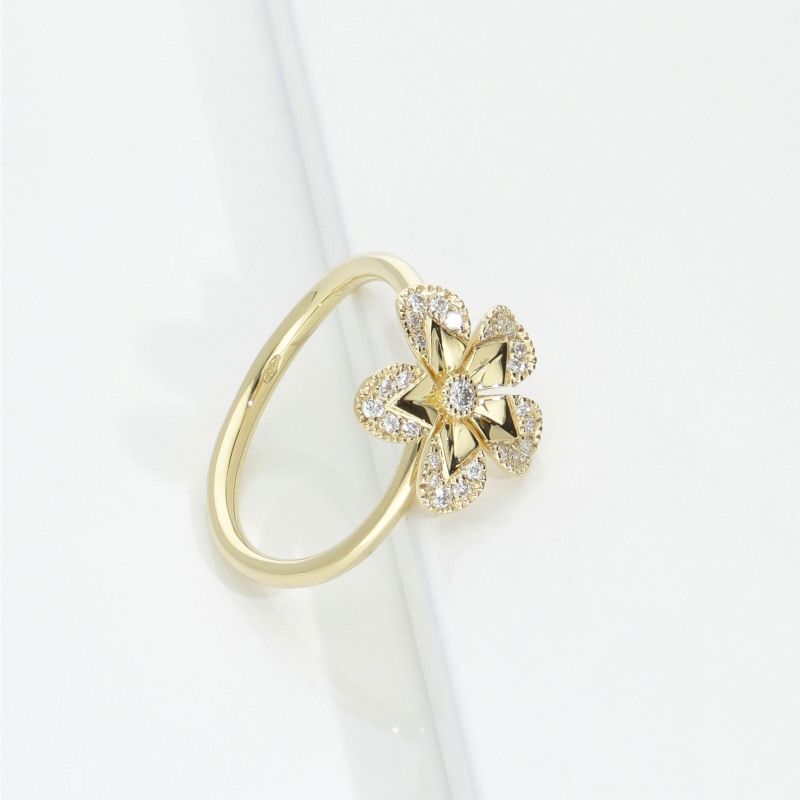 Anello a fiore in oro giallo 18k con petali in diamanti