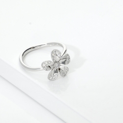 Anello a fiore in oro bianco 18k con petali in diamanti