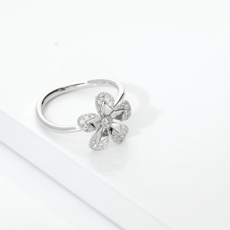 Anello a fiore in oro bianco 18k con petali in diamanti